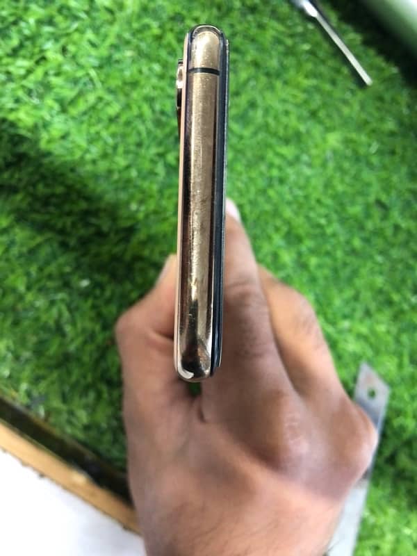 iPhone Xs golden 3