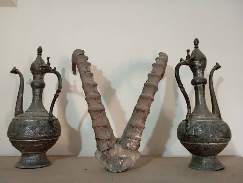 2 Martaban vase peetal and ibex horns 0