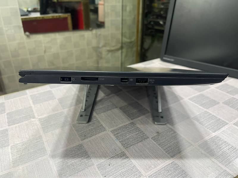 Lenovo Thinkpad X1 Yoga (Touch Screen) 10