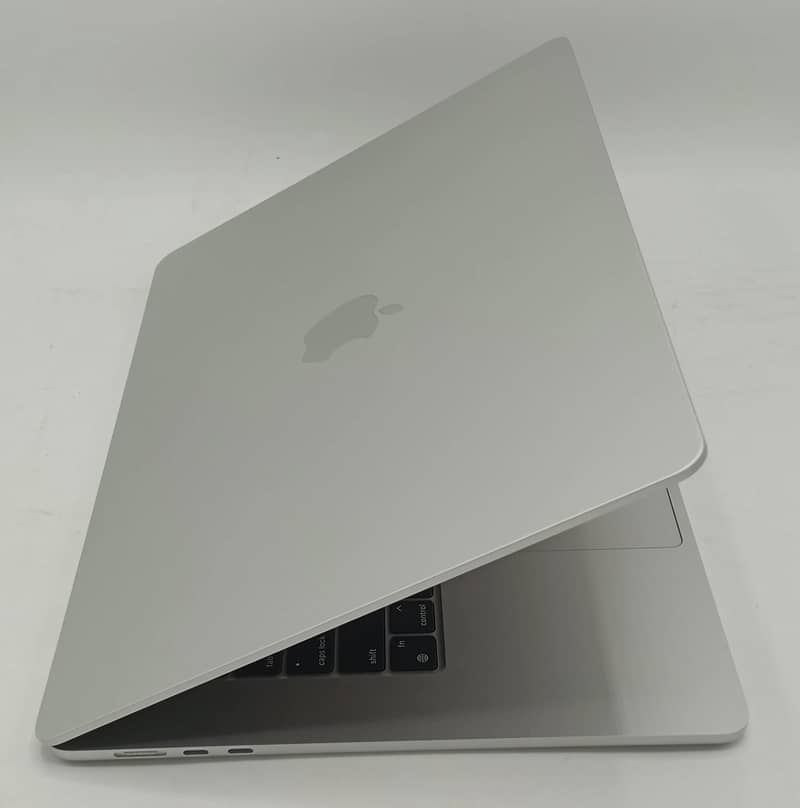 Apple MacBook Air 2024 M3 Chip 15Inch 16GB Ram/512GB SSD New Midnight 5