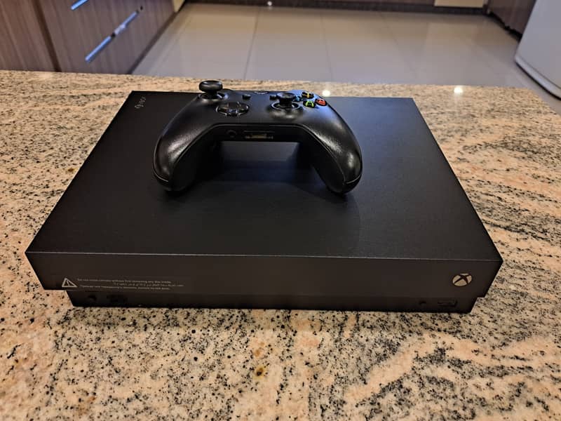 Xbox One X 1TB 0