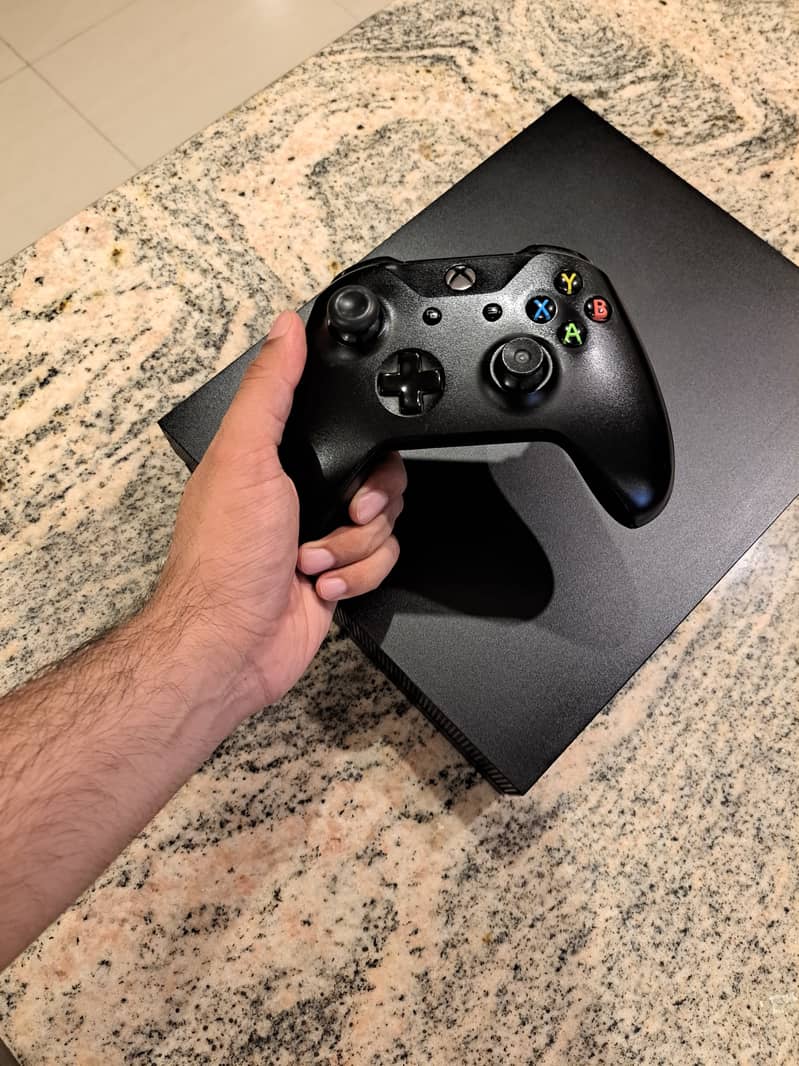 Xbox One X 1TB 1