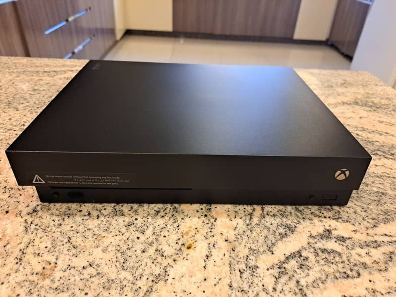 Xbox One X 1TB 2