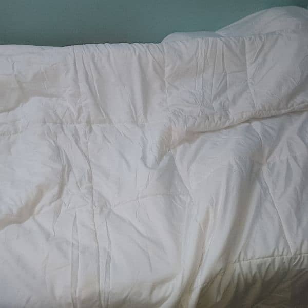 white blanket (bed comforter( 0