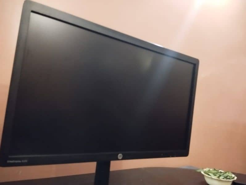 24 inch 10/10 condition. orginal hp LED. halki c line hai. 4