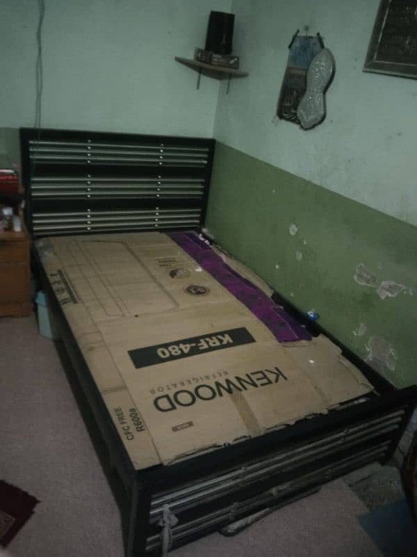 Iron bed without mattress foam. 0