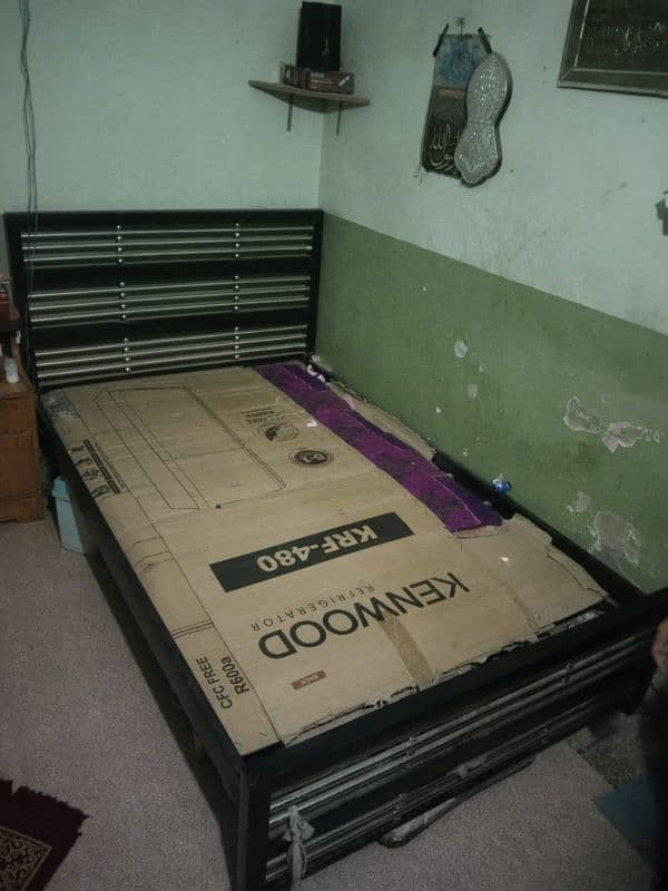 Iron bed without mattress foam. 1