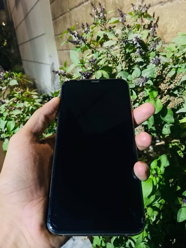 I phone 11 pro max 64 gb non pta JV 1