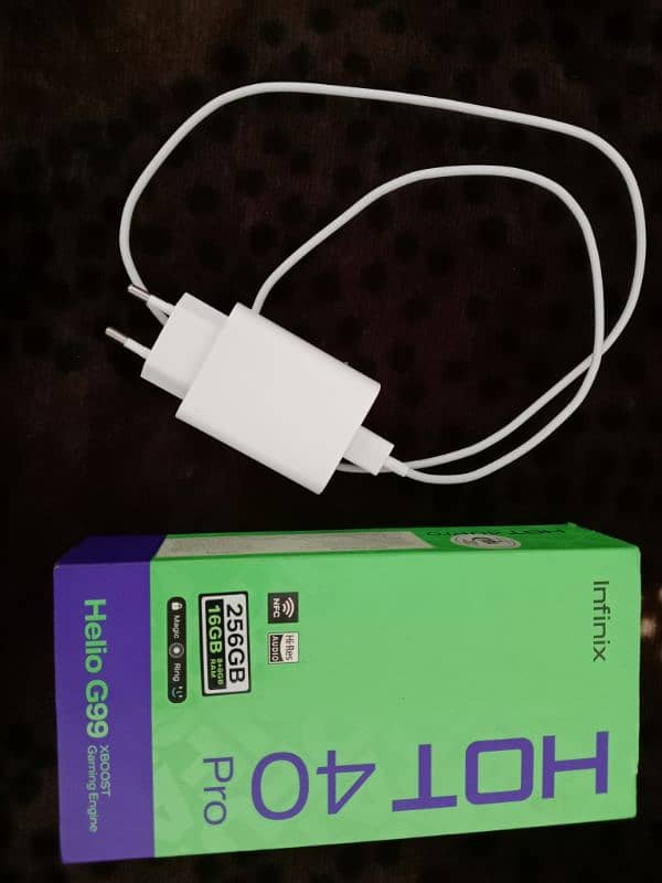 hot 40 pro box and original charger 33 watt 2