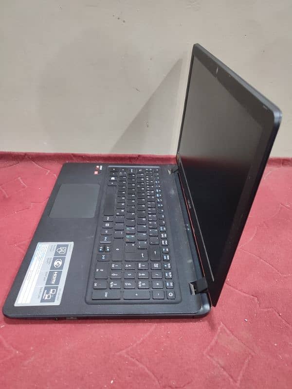 Lenovo Aspire ES-15: 8 GB DDR3 Ram/256 GB SSD. 4