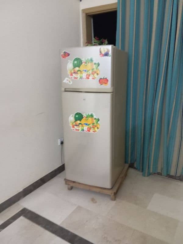 Haier fridge in excellent condition just like new original gass 1