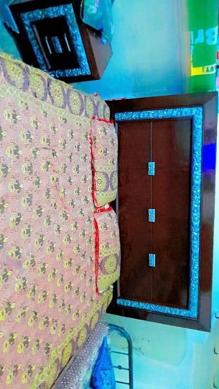 bed for sale with two side table 0