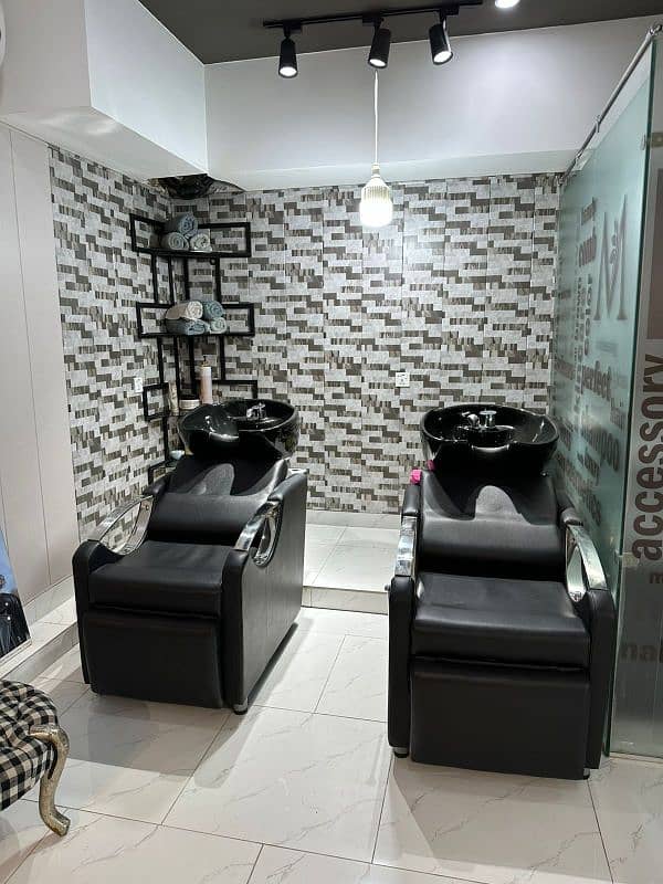 salon in brand new condition for sale 0