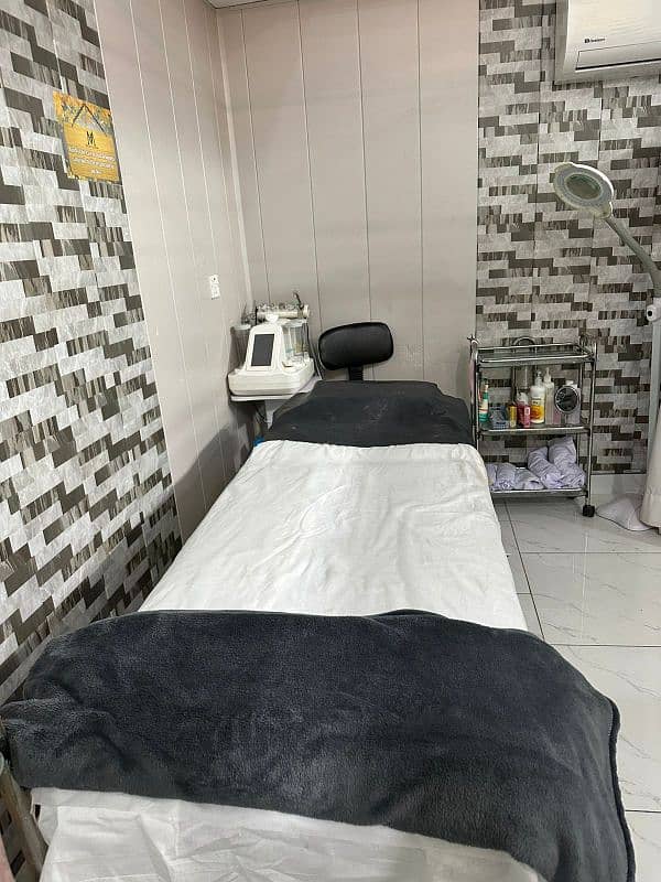 salon in brand new condition for sale 6