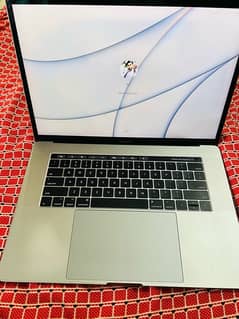 MacBook Pro 2017 core i7 15 inches