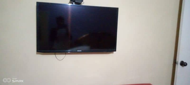 Samsung 40" LED TV (Non-Android, Screen Mirroring, Minor Screen Lines) 1