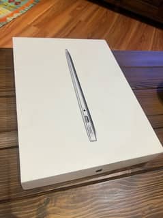 mac book air 2015 ,13.3 inch screen ,1.6 ghz 4gb/256gb with box