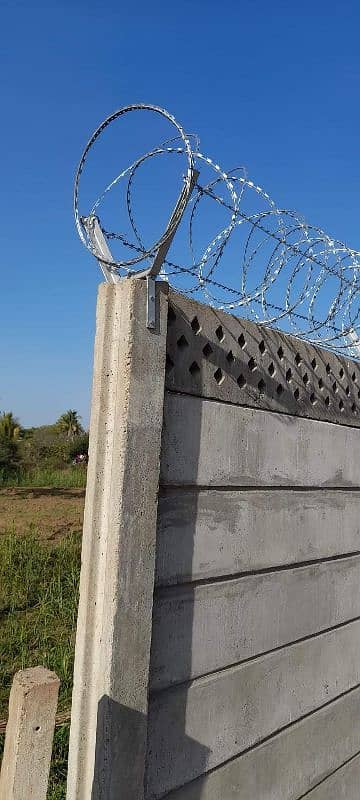 Razor wire Barbed wire Security Chain Link Fence / Jali & Welded Mesh 8