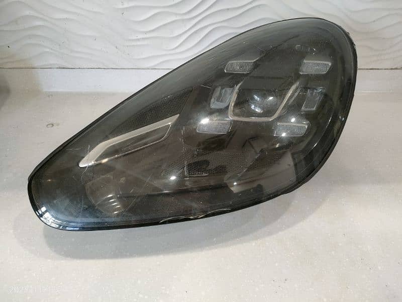 Porsche Cayenne headlight 3