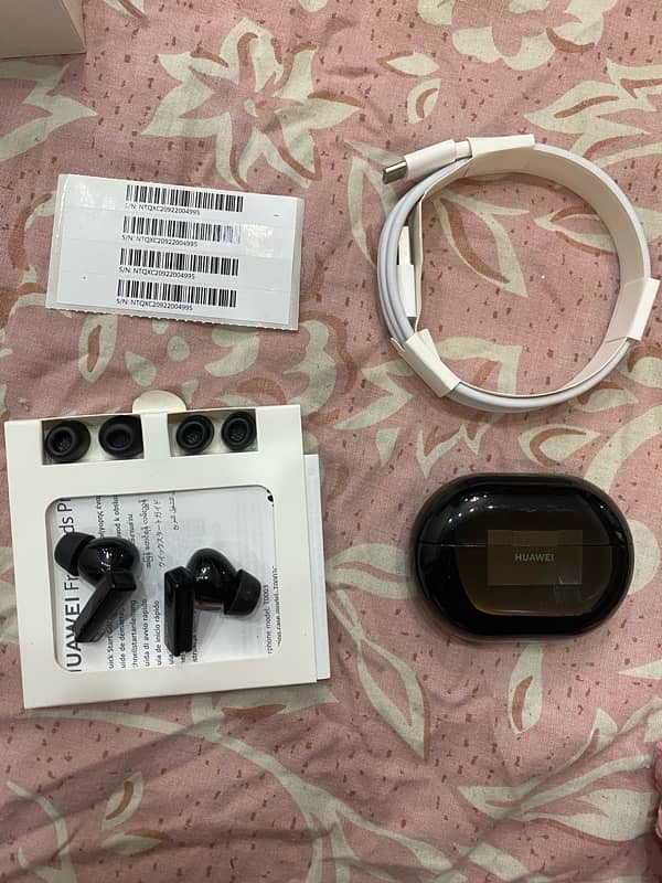 Huawei FreeBuds 3 Pro Black Colour in 10/10 Condition 1