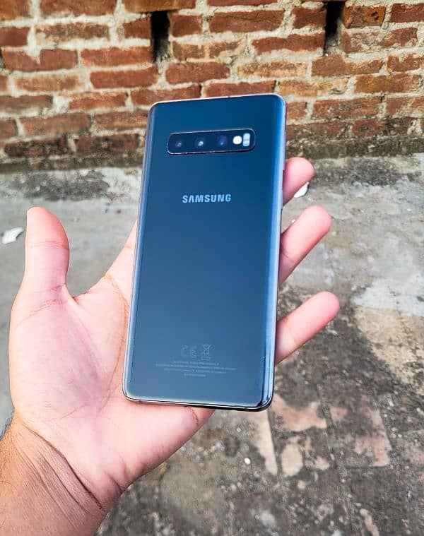 Samsung Galaxy S10 in Clean Condition 1