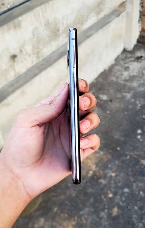 Samsung Galaxy S10 in Clean Condition 4