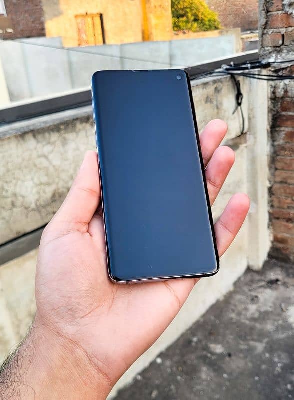 Samsung Galaxy S10 in Clean Condition 6