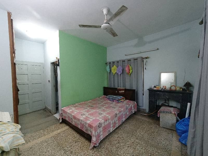 On Excellent Location 400 Square Yards House In Central G-9/1 For sale 10