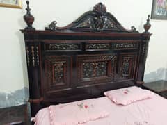 Chinuti wooden bed dressing