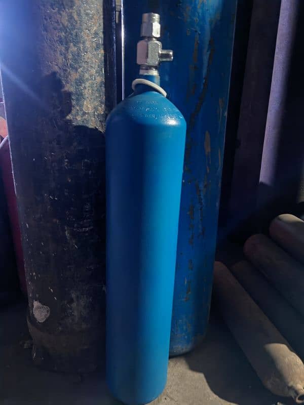 Nitrous gas cylinder 0