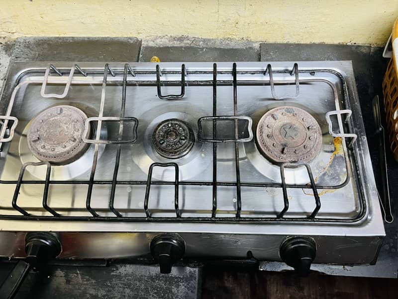 3 burner stove in neat and good condition 0