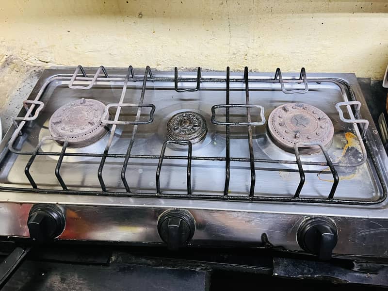 3 burner stove in neat and good condition 1