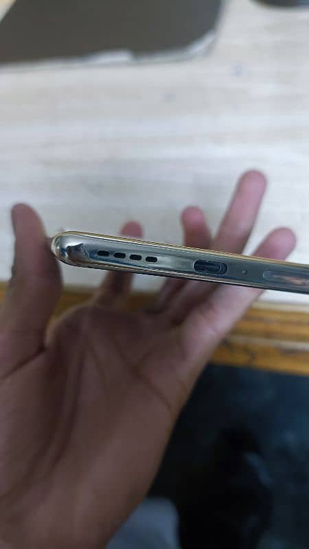 Infinix note 40pro(charger and box) 2