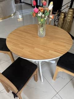 Solid wood extendable dining table with 4 chairs