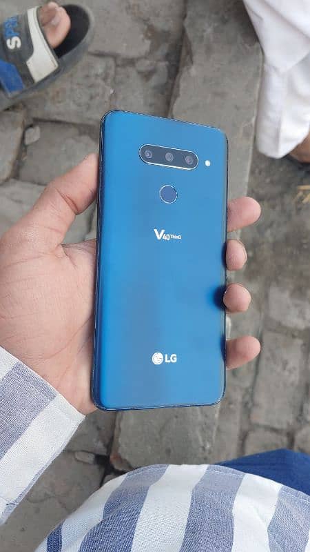 LG V40 THINQ 3