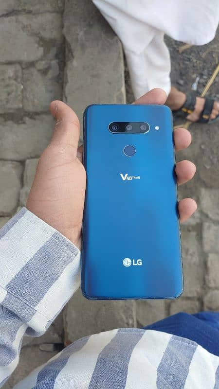 LG V40 THINQ 4