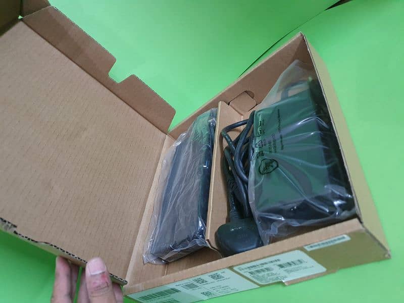 *Dell Docking Station Model No WD19TBS* 4