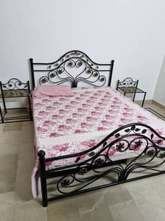 Rod Iron bed in excellent condition, ready to use