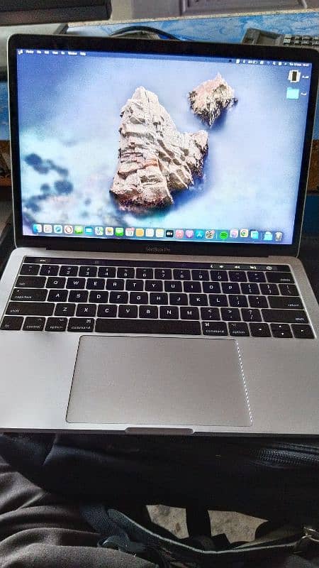 urgent sale. MacBook pro 2017 2