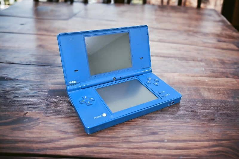 Nintendo DSi with charger 0