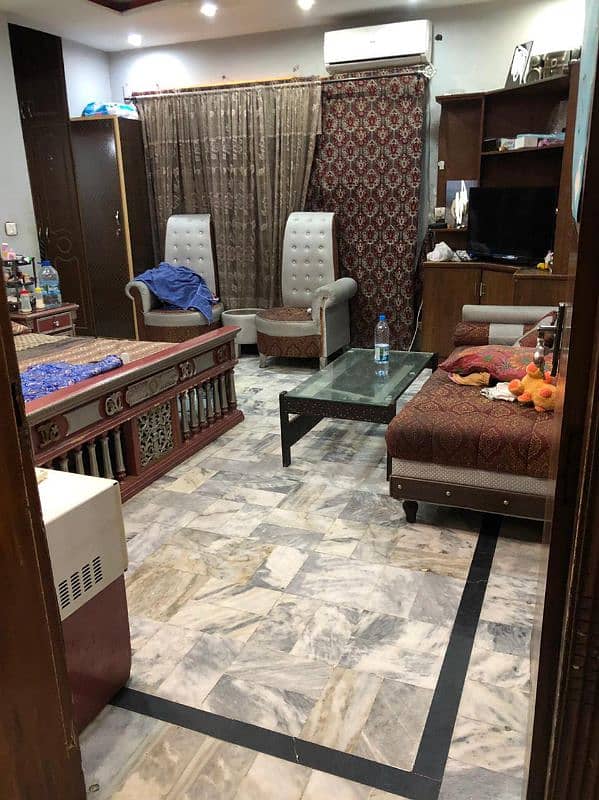 One Kanal Used House For Sale in Marghzar Officres Colony 8