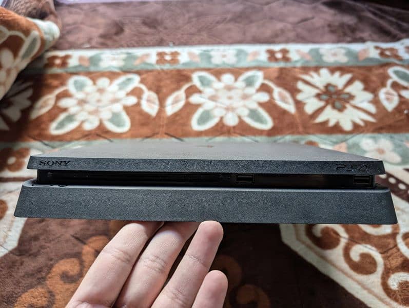 PlayStation 4 Slim 1