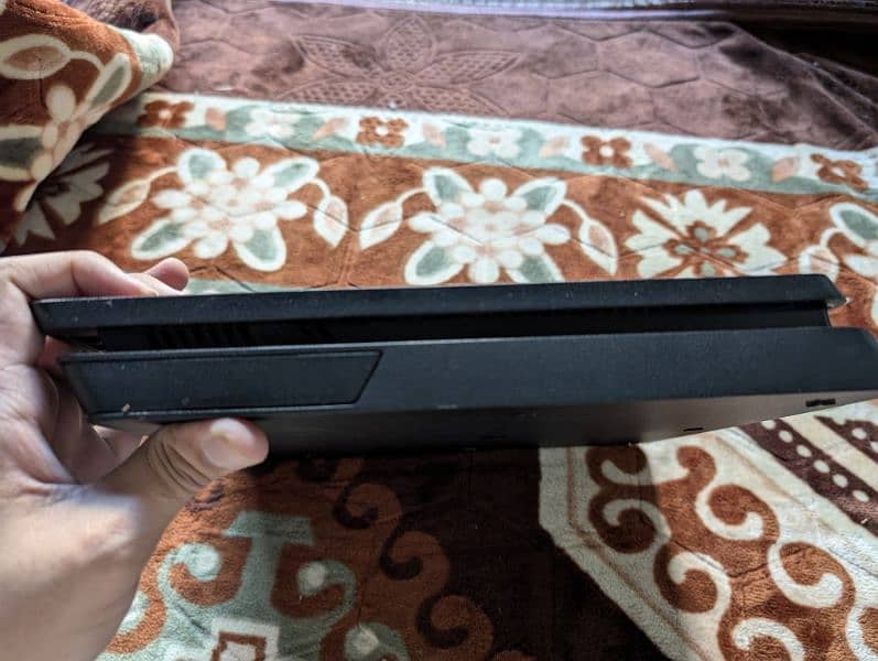 PlayStation 4 Slim 4