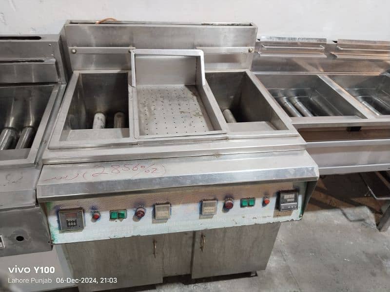 used deep fryer double tank with centre tray . pizza oven fast food 0