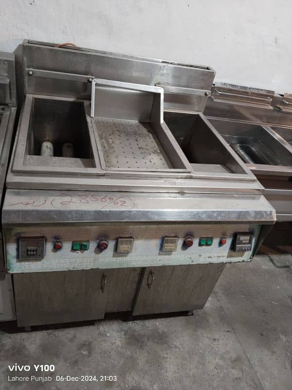 used deep fryer double tank with centre tray . pizza oven fast food 1