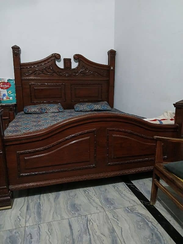 bed with 2 side table without matress 0