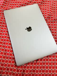 MacBook Pro 2017 I7 with touch bar 15 inch