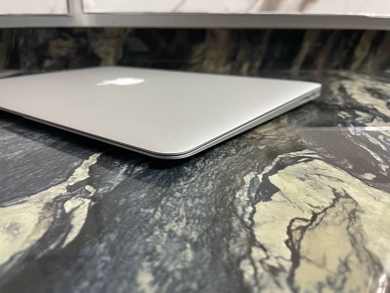 MacBook Air 2017, 8-128 9