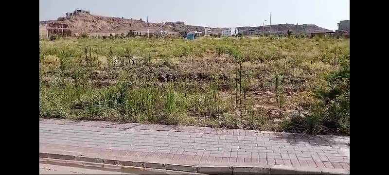 ONE KANAL RESIDENTIAL PLOT NEAREST GRAND MOSQUE 120FEET ROAD CLASSIC LOCATION 1