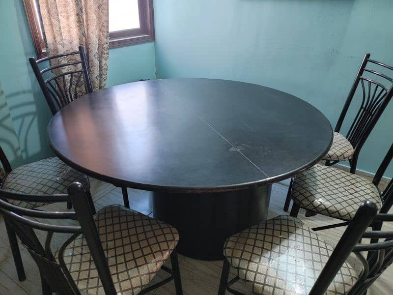 Round Dinning table for Sale 0